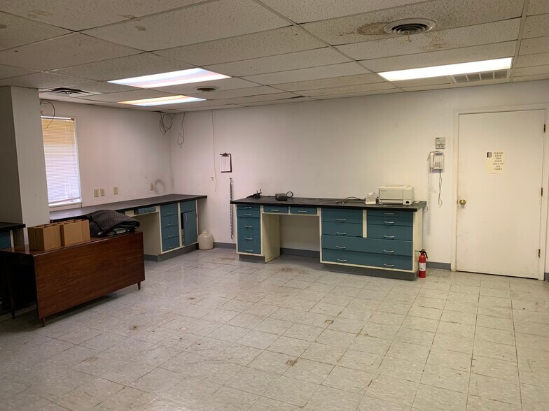 More Photos Of 52 Mid Valley, Verona Light Manufacturing For Sale