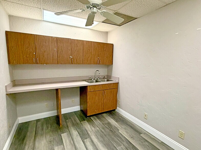 More Photos Of 531 Vandalia St, Collinsville Office For Sale