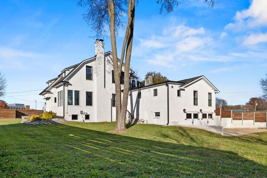 More Photos Of 2049 S Brentwood Blvd, Springfield Office For Sale