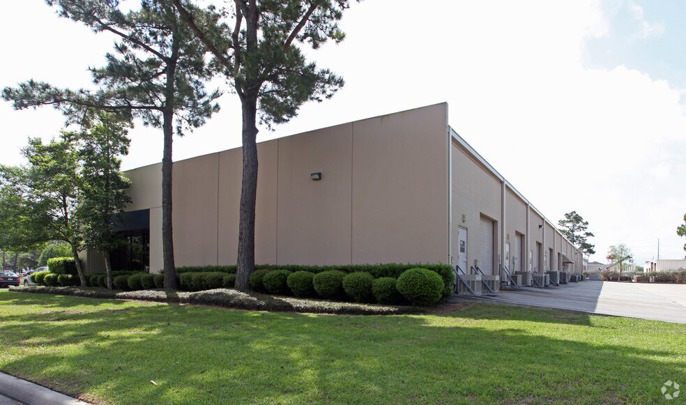 More Photos Of 115 James Dr W, Saint Rose Warehouse For Lease