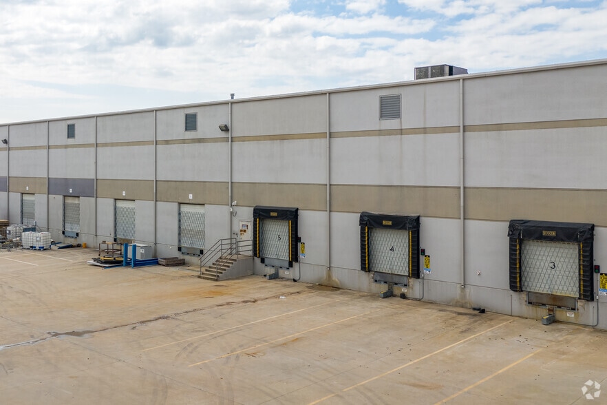 More Photos Of 6601 Will Rogers Blvd, Fort Worth Warehouse For Sale