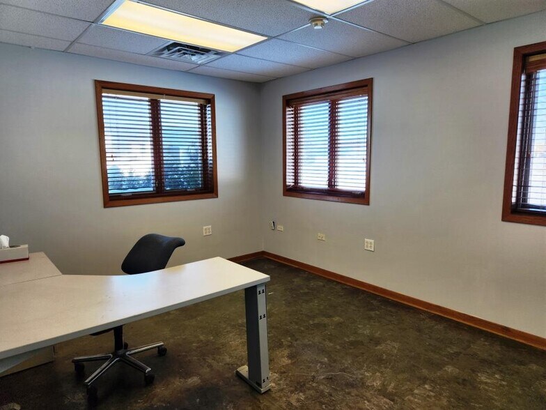 More Photos Of 8635 Hollander Dr, Franksville Manufacturing For Lease