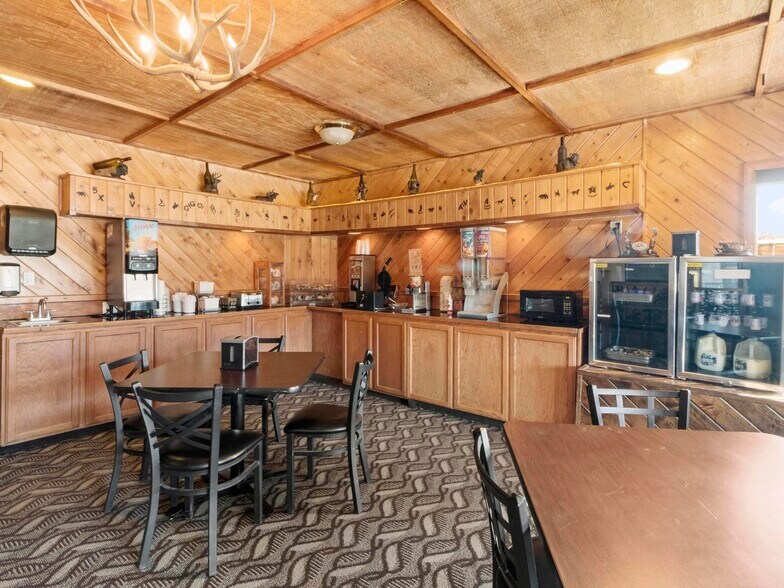 More Photos Of 1412 Warm Springs Dr, Dubois Hotel For Sale