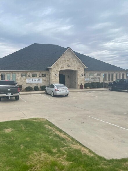 More Photos Of 925 Hilltop Dr, Weatherford Medical For Lease