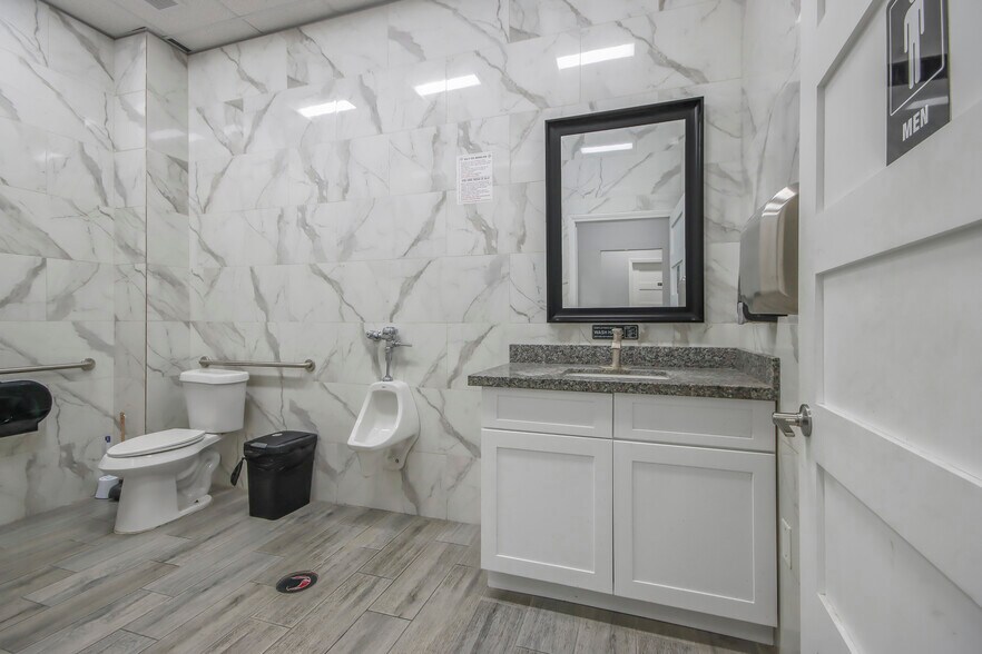 More Photos Of 7434 TX-35, Alvin General Retail For Sale