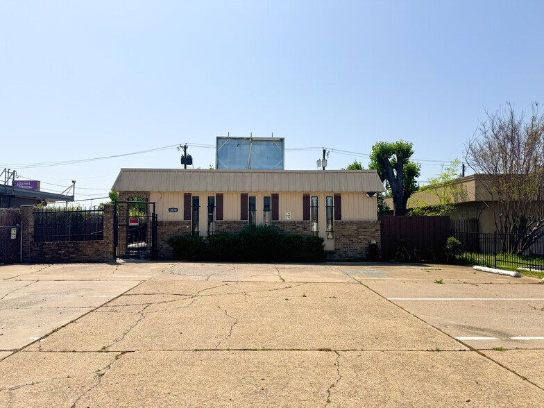 More Photos Of 3630 Almazan Dr, Dallas Medical For Lease