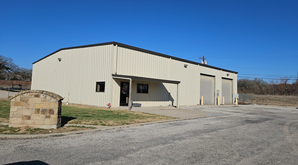 Primary Photo Of 1828 Ranger Hwy, Weatherford Showroom For Lease