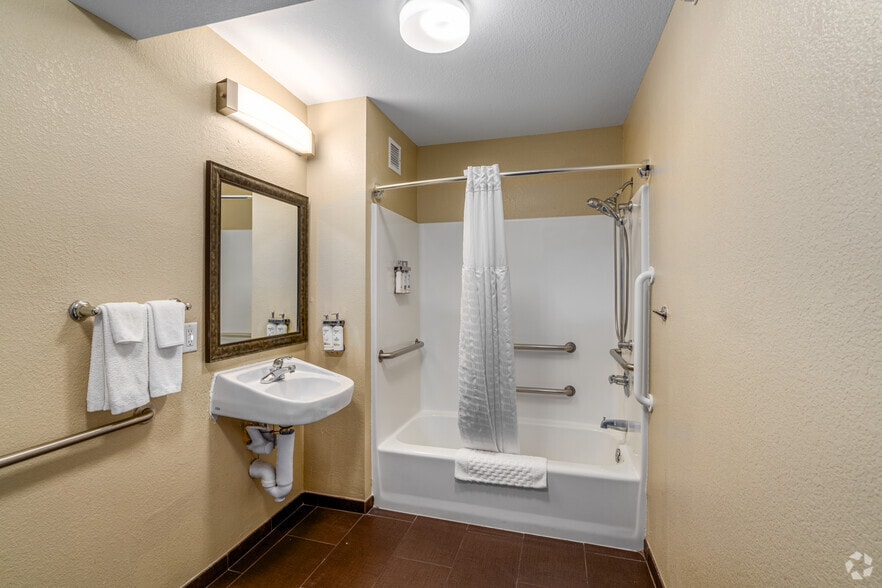 More Photos Of 520 I-35, Round Rock Hotel For Sale