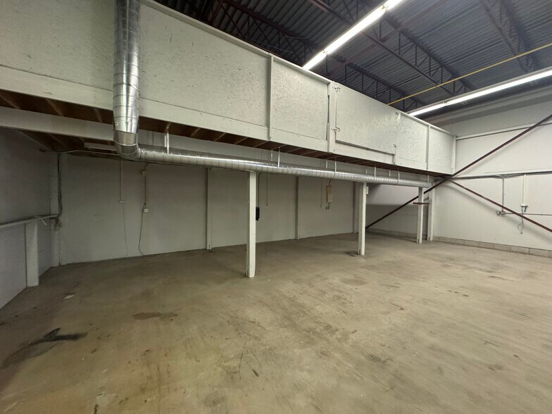 More Photos Of 121 Jason St, Owen Sound Warehouse For Lease