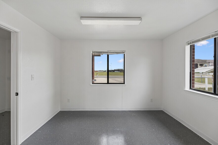 More Photos Of 1020 Guadalupe St, Lockhart Office For Sale