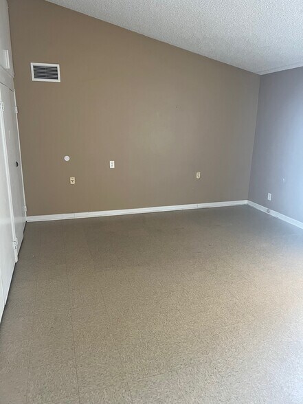 More Photos Of 1685 Cypress Dr, El Centro Healthcare For Lease
