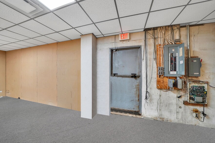 More Photos Of 150 W Sunrise Hwy, Lindenhurst General Retail For Lease