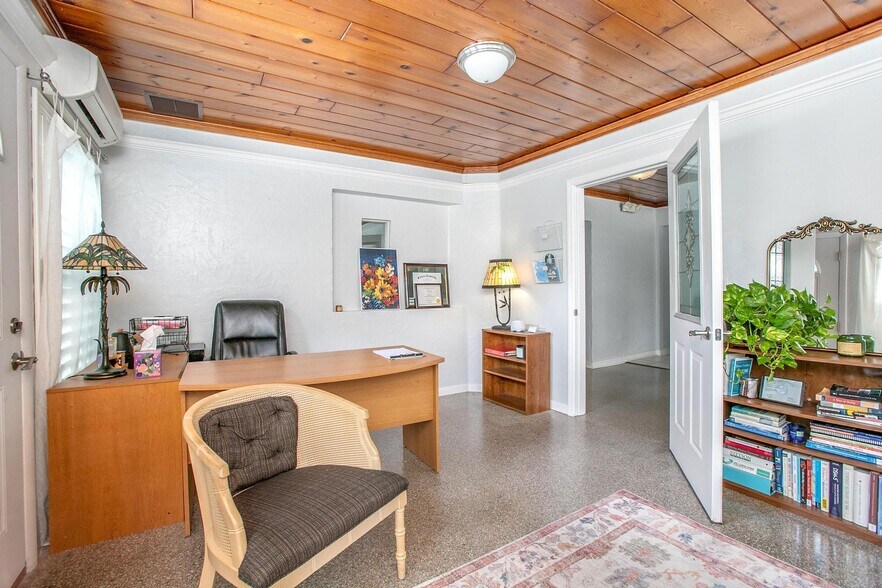 More Photos Of 1025 W New York Ave, Deland Coworking Space