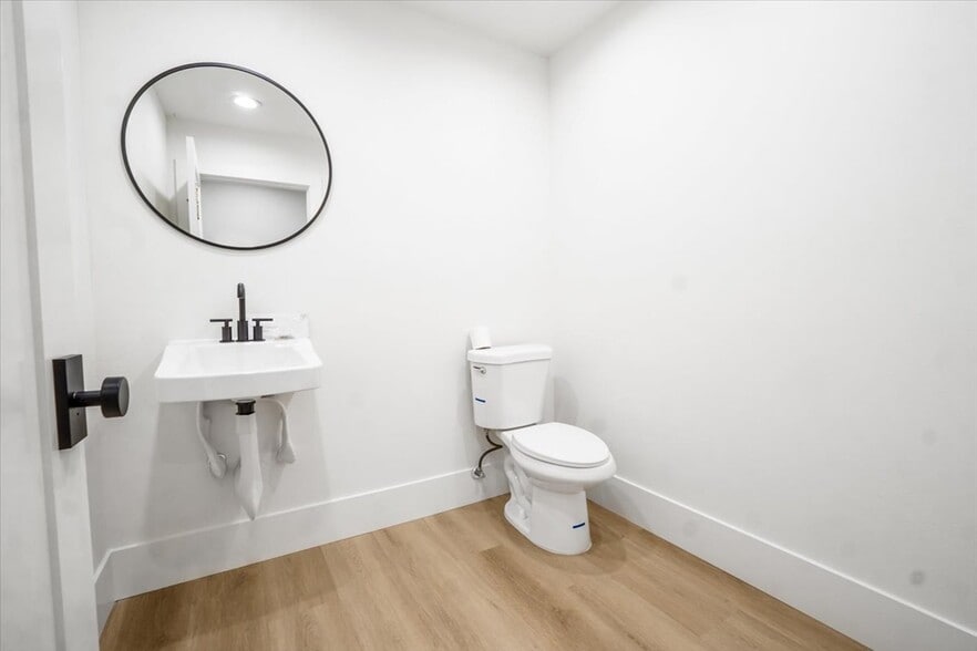 More Photos Of 1240 N Jefferson St, Anaheim Warehouse For Sale