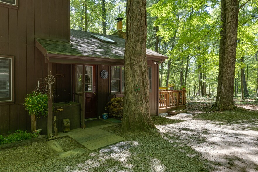 More Photos Of 11 Mountainside Dr, Berkeley Springs Specialty For Sale