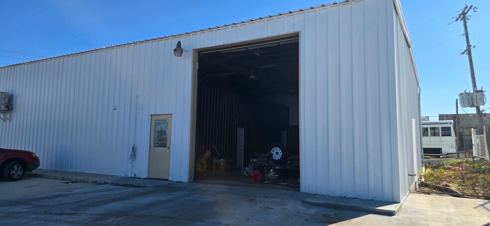 More Photos Of 6109 S I 35 Service Rd, Oklahoma City Flex For Lease