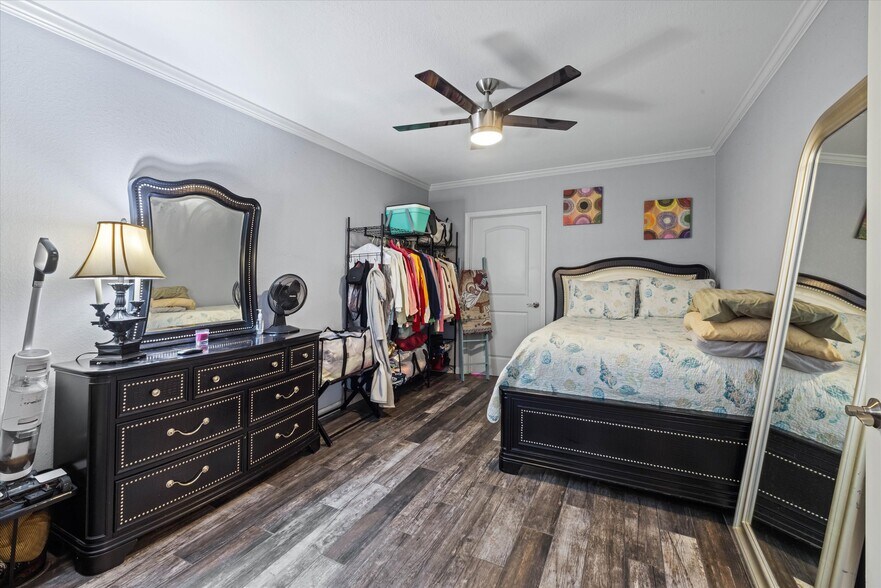 More Photos Of 902 51st St, Galveston Light Manufacturing For Sale
