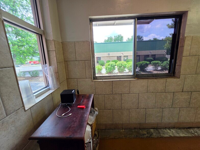 More Photos Of 2813 W Walnut St, Rogers Restaurant For Sale