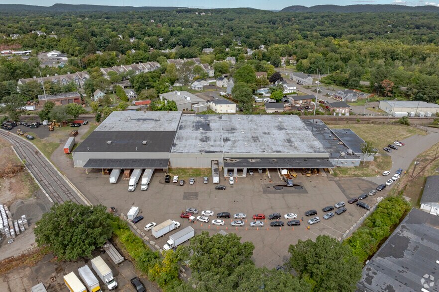 More Photos Of 75 Old Broadway E, North Haven Warehouse For Lease