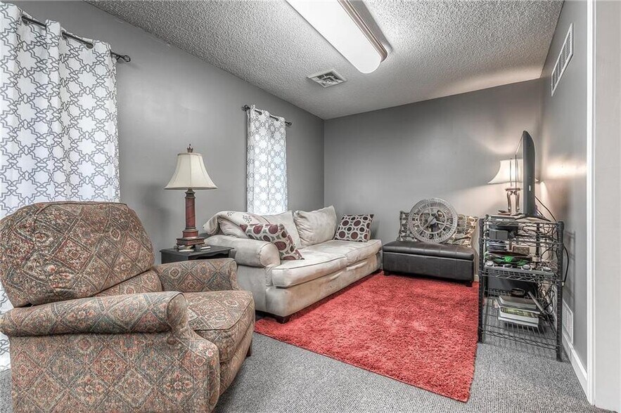 More Photos Of 4 W Monroe St, Buckner Office For Sale