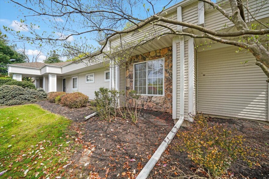 More Photos Of 468 Gidney Ave, Newburgh Medical For Sale