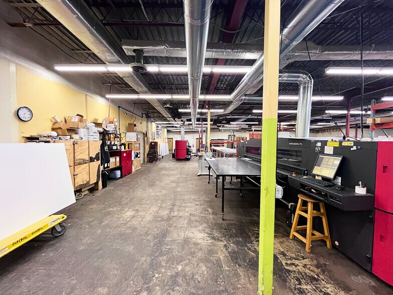 More Photos Of 500 N Hamilton Rd, Columbus Light Manufacturing For Sale