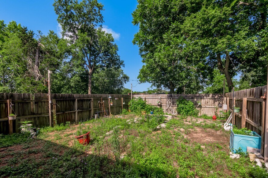 More Photos Of 131 Commerce st, Lovelady General Retail For Sale