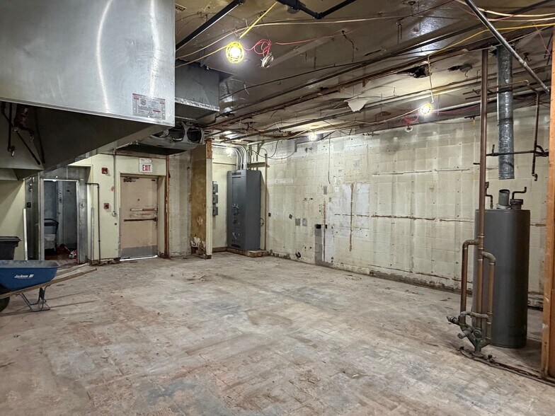 More Photos Of 39 Mechanic St, Marlborough Freestanding For Lease