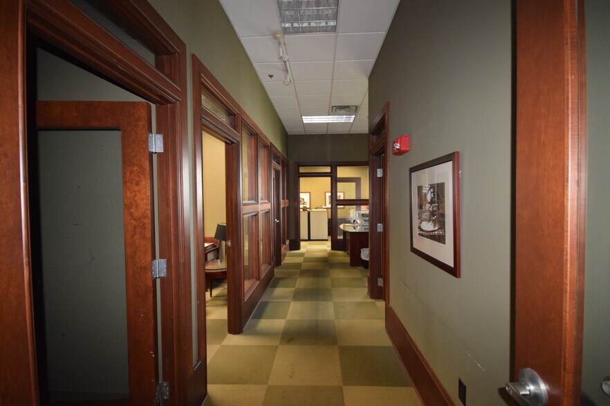 More Photos Of 5 Statehouse Plz, Little Rock Office For Sale