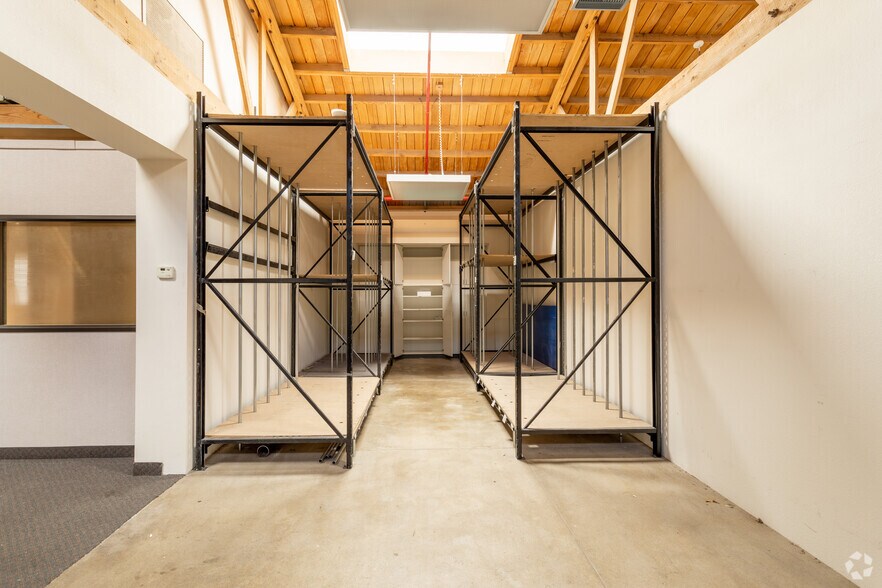 More Photos Of 1090 N Palm Canyon Dr, Palm Springs Loft Creative Space For Lease