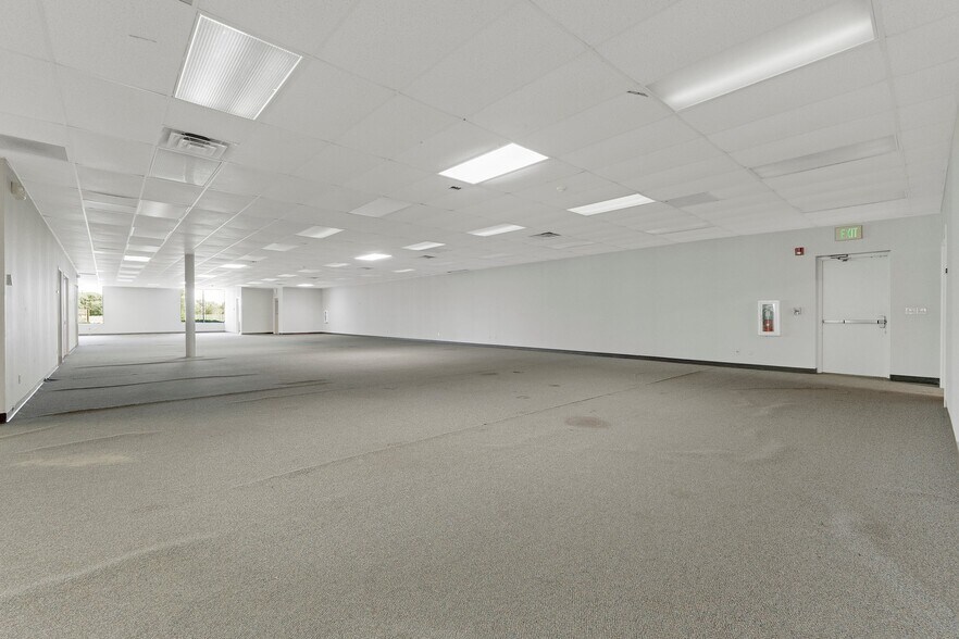 More Photos Of 8645 E Backwater Rd, North Webster Showroom For Lease