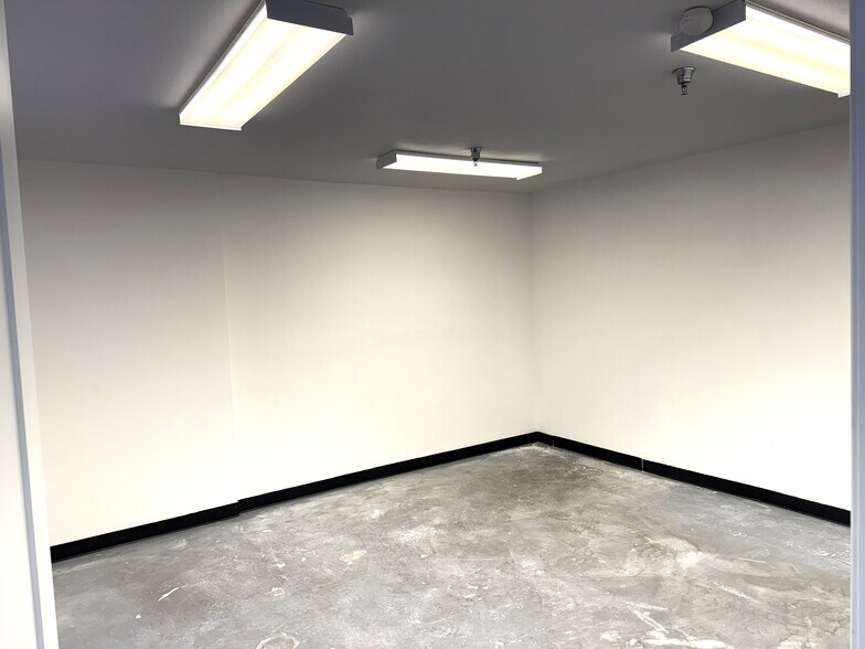 More Photos Of 68625 Perez Rd, Cathedral City Showroom For Lease