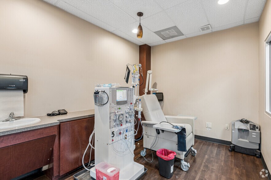 More Photos Of 5603 Highway 6, Missouri City Freestanding For Lease