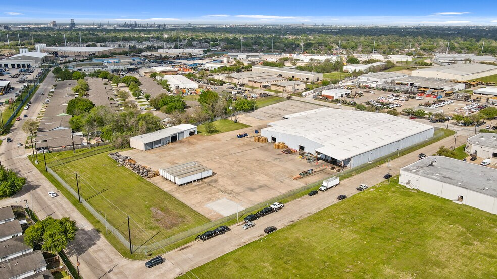 More Photos Of 5800 Surrey Square St, Houston Distribution For Lease