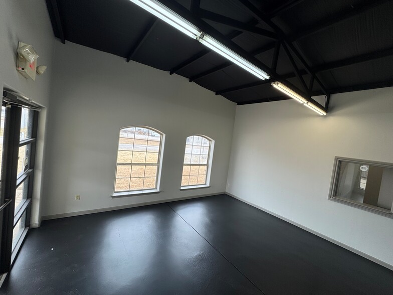 More Photos Of 920 NW 69th St, Oklahoma City Warehouse For Lease
