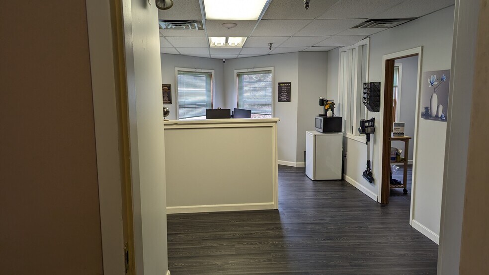 More Photos Of 29 Lafayette Rd, North Hampton Storefront Retail Office For Lease