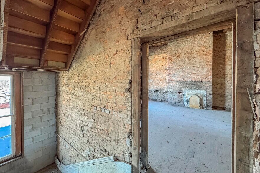 More Photos Of 706 N Main St, Columbia Office Residential For Sale