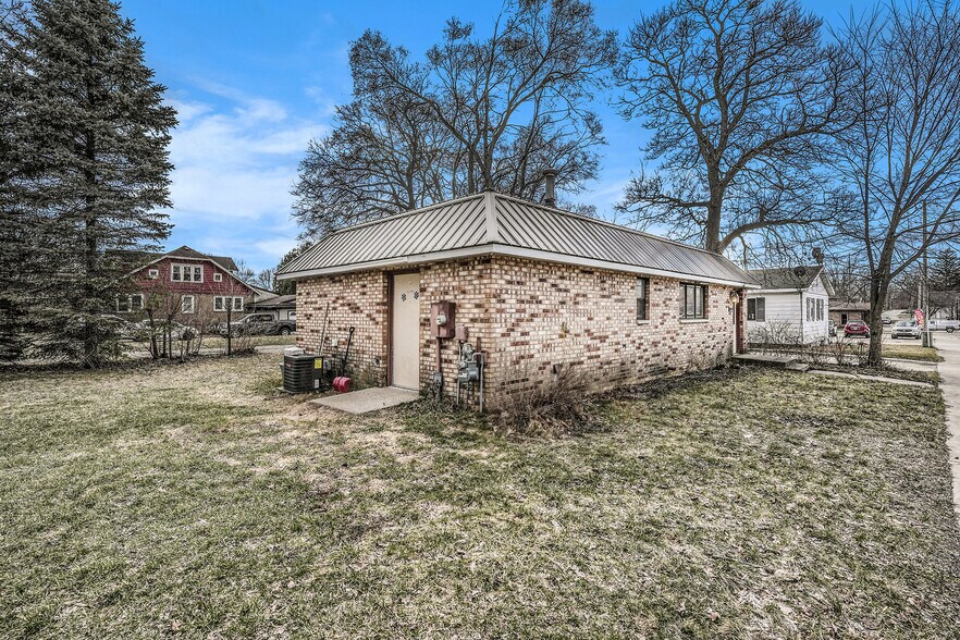 More Photos Of 50 E Main St, Grant Office For Sale