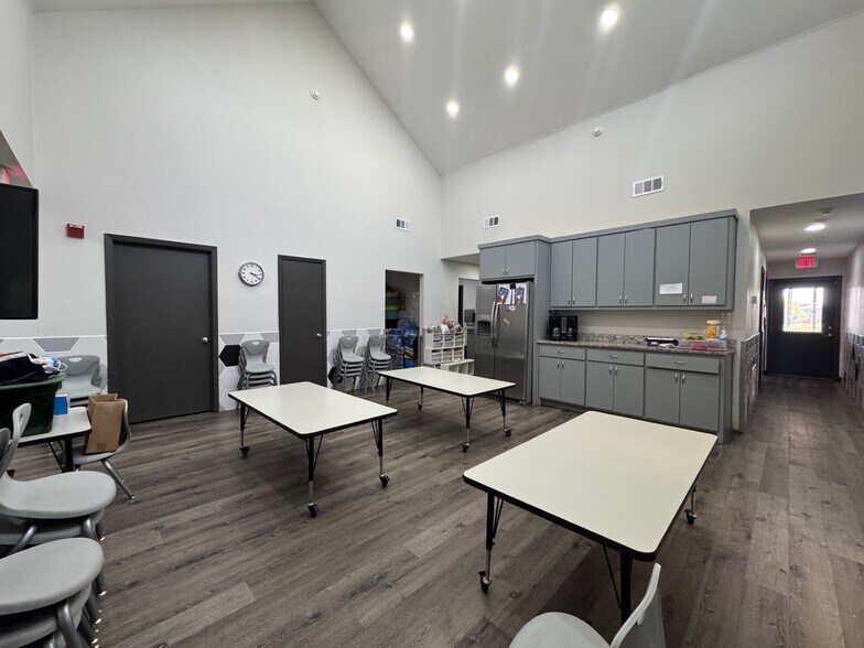 More Photos Of 1300 Fulton St, Denton Medical For Lease