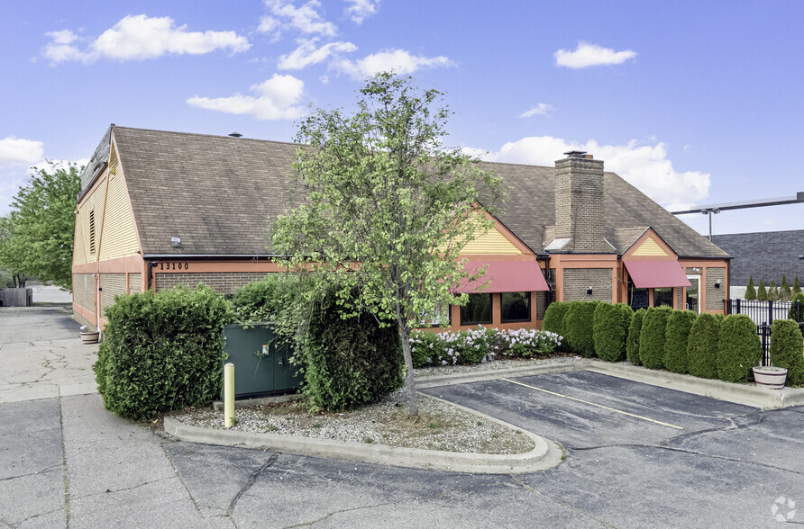 More Photos Of 13100 Hall Rd, Sterling Heights Restaurant For Lease