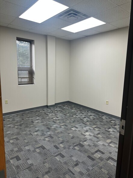 More Photos Of 515 Nine North Ct, Alpharetta Industrial For Lease