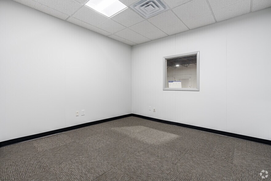 More Photos Of 712-740 W Mockingbird Ln, Dallas Warehouse For Lease