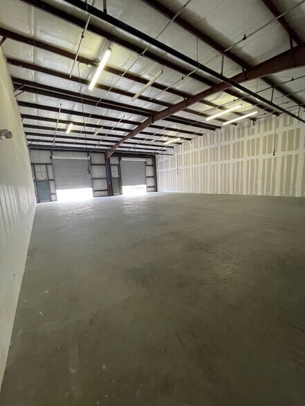 More Photos Of 6618-6628 26th Ct E, Sarasota Warehouse For Lease