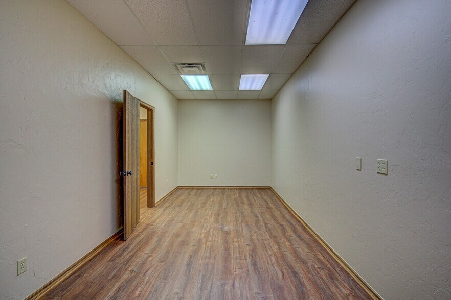 More Photos Of 2830 NW 32nd St, Newcastle Office For Lease