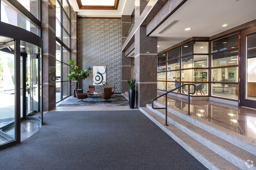 More Photos Of 540 Maryville Centre Dr, Saint Louis Office For Lease