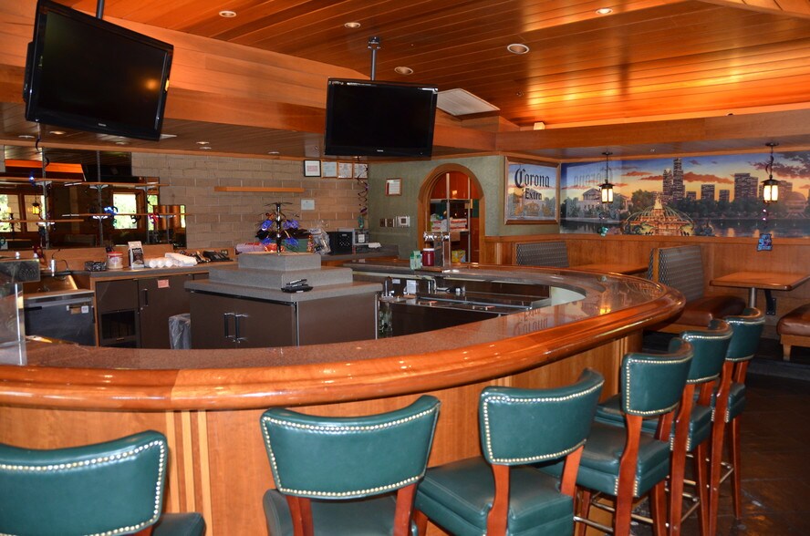 More Photos Of 300 Veterans Pky, Bolingbrook Restaurant For Sale