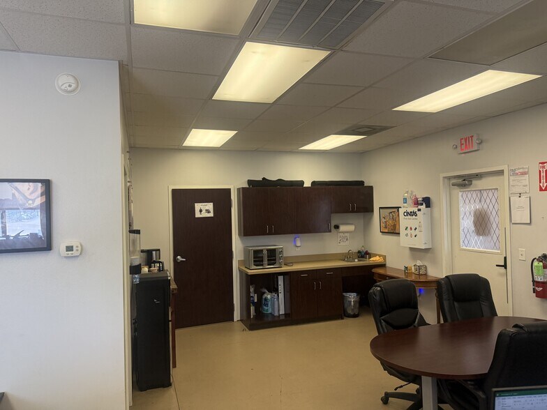More Photos Of 11265 Windfern Rd, Houston Warehouse For Lease