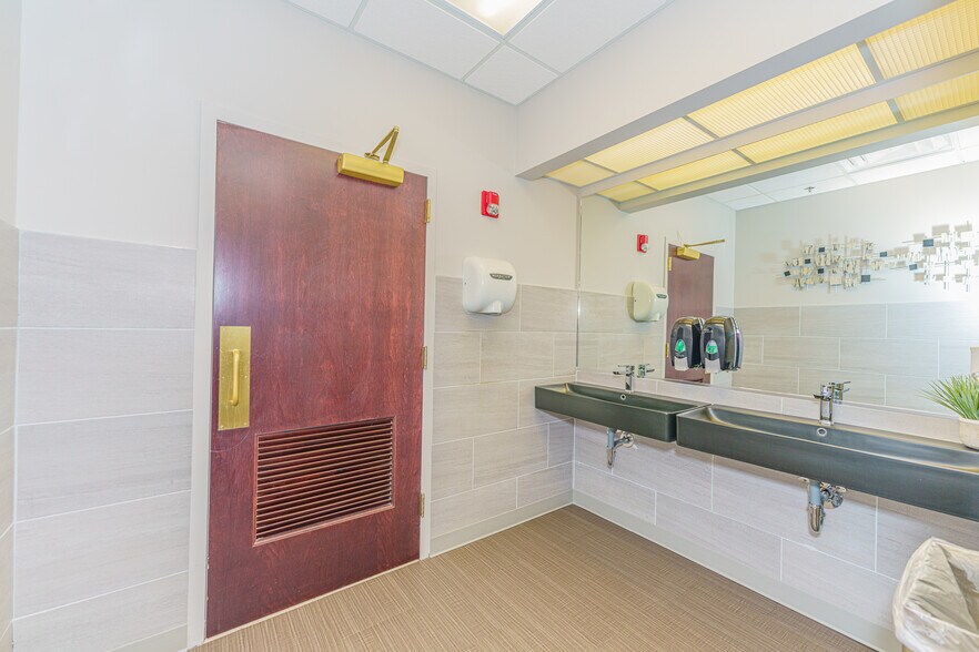 More Photos Of 10 Maxwell Dr, Clifton Park Medical For Lease