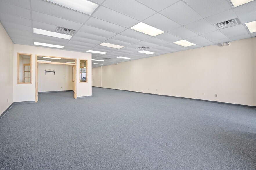 More Photos Of 5500 NW Johnston Dr, Johnston Flex For Lease