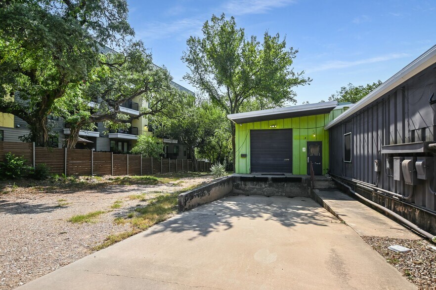 More Photos Of 1701 Evergreen Ave, Austin Light Distribution For Lease